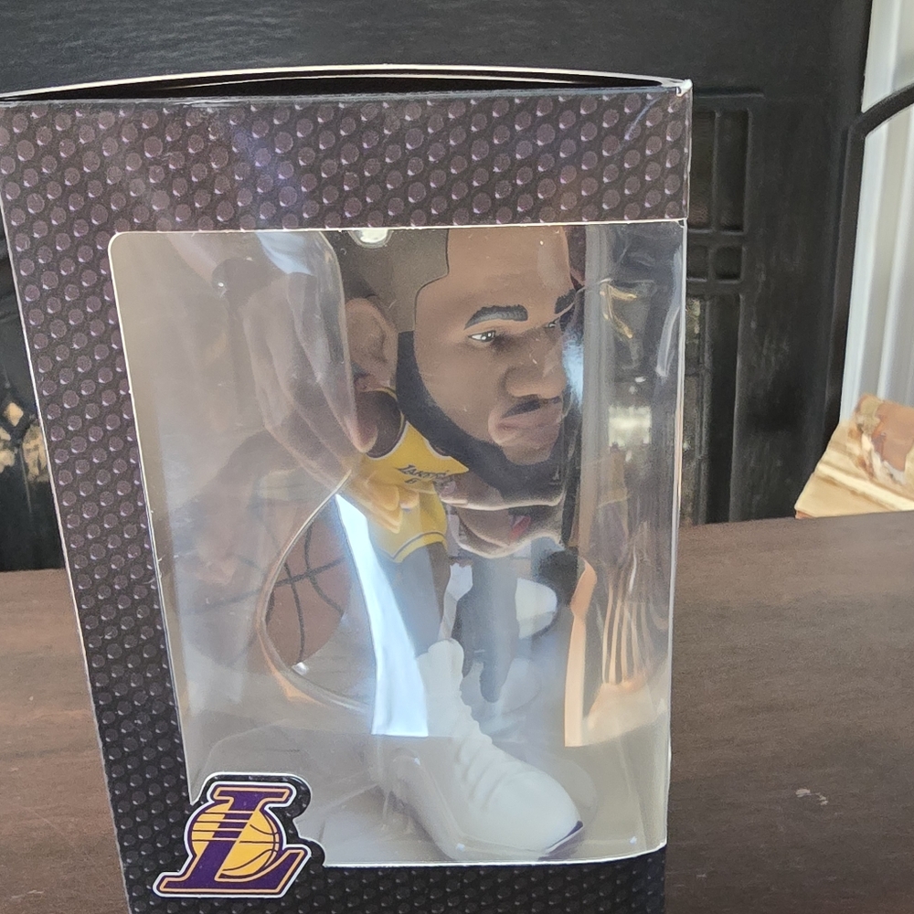 LeBron James Los Angeles Lakers smALL-STARS Minis 6" Vinyl Figurine Purple/Gold - Picture 2 of 5